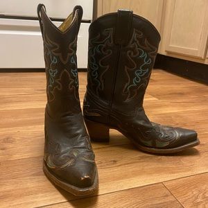 Size 7.5 cowboy boots. Great condition.